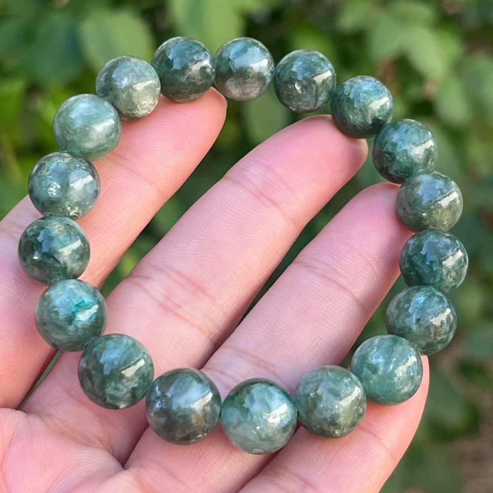 10.5mm stretchable flashy green‎ emerald bracelet
